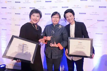 ANUGERAH: (Dari kiri): Editor Video akhbar The Straits Times (ST), Cik E-von Yeung, Editor ST Now, Cik Lee Yulin, dan Editor Audiens & Perkembangan, Cik Ng Kai Ling, menerima anugerah di Kelab Harvard di New York City pada 26 Mei.