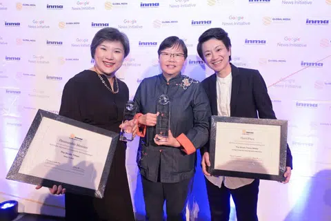 ANUGERAH: (Dari kiri): Editor Video akhbar The Straits Times (ST), Cik E-von Yeung, Editor ST Now, Cik Lee Yulin, dan Editor Audiens & Perkembangan, Cik Ng Kai Ling, menerima anugerah di Kelab Harvard di New York City pada 26 Mei.