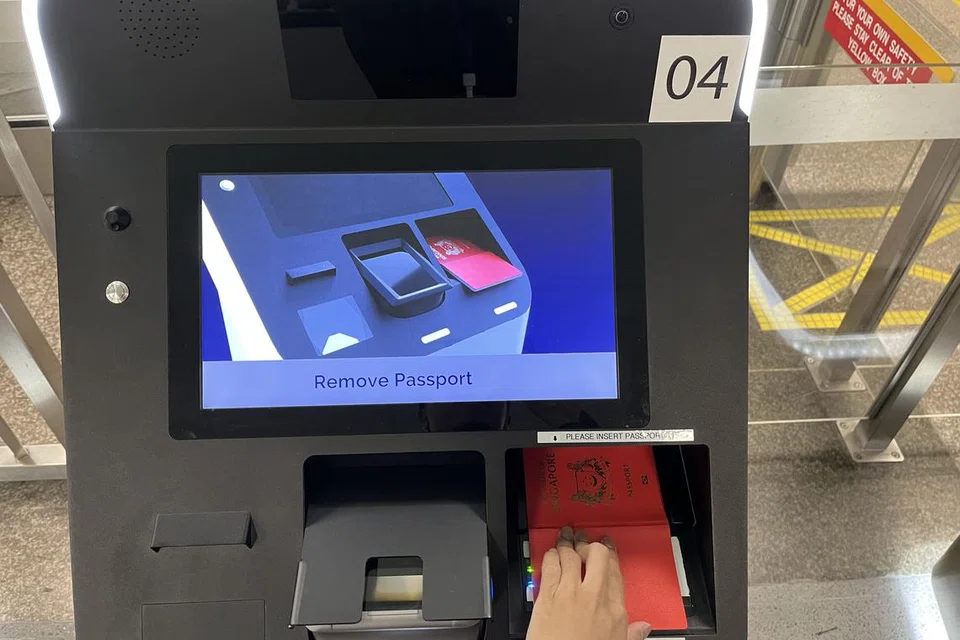 IMBAS PASPORT: Individu hanya perlu mengimbas pasport bagi pengesahan identiti sebelum boleh melepas imigresen menggunakan kiosk automatik.