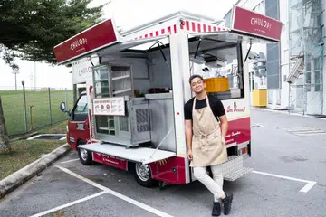 Pemilik Chulop! by The Syarifs, Encik Ahmad Syarifullah Ahmad Soribah, bersama trak makanan ‘churro’ di Kuala Lumpur, Malaysia.