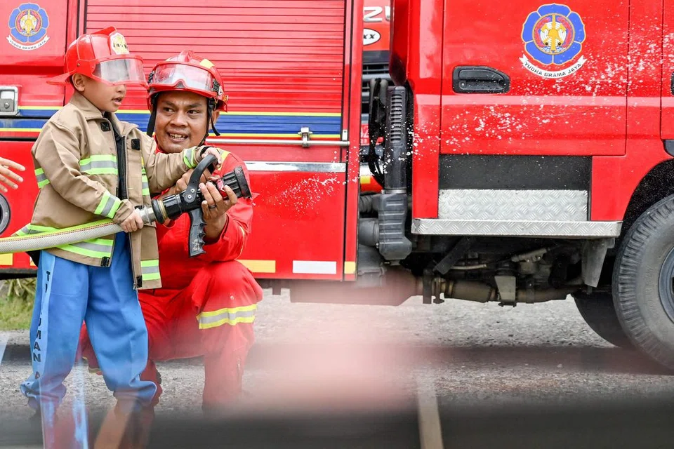 Seorang anggota bomba mengajar murid tadika cara menggunakan hos air dalam sesi pendidikan keselamatan kebakaran di Banda Aceh pada 17 Jun 2025.
Sementara itu di Jakarta, kekurangan anggota bomba terus menyukarkan usaha pihak berkuasa memadam kebakaran yang semakin kerap berlaku.