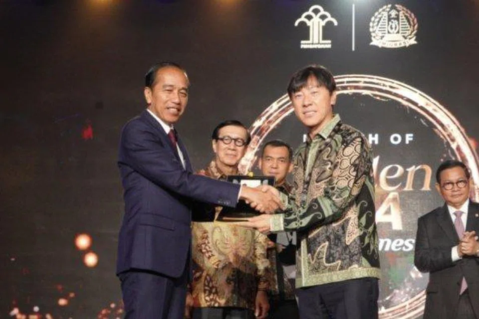 Presiden Indonesia, Encik Joko ‘Jokowi’ Widodo menyerahkan Visa Emas kepada warga Korea Selatan, Encik Shin Tae Yong, di The Ritz-Carlton Mega Kuningan, Jakarta Selatan pada 25 Julai semasa melancarkan program Visa Emas dalam usaha untuk menarik pelaburan dan bakat asing ke Indonesia. 