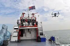 TINGKATKAN KEUPAYAAN DI LAUT: Encik Iswaran (baju merah) memerhatikan Latihan Menyelamat Feri (Ferex) semalam. - Foto BH oleh ALPHONSUS CHERN