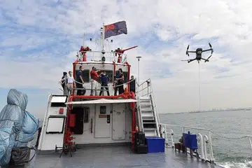 TINGKATKAN KEUPAYAAN DI LAUT: Encik Iswaran (baju merah) memerhatikan Latihan Menyelamat Feri (Ferex) semalam. - Foto BH oleh ALPHONSUS CHERN
