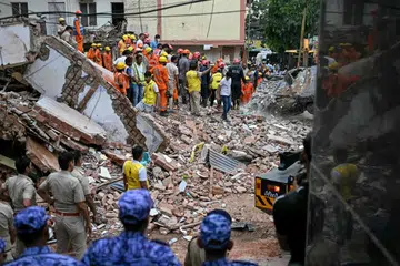 Anggota keselamatan berkawal ketika pasukan penyelamat mencari mangsa yang terperangkap di bawah runtuhan sebuah bangunan lima tingkat di kawasan Satya Niketan, New Delhi, pada 6 September 2026. Sekurang-kurangnya tiga orang maut dalam kejadian itu, manakala beberapa mangsa berjaya diselamatkan. Bangunan berkenaan menempatkan kebanyakannya pelajar, dengan kerja pembinaan dilaporkan sedang dijalankan di bahagian bawah tanah sebelum ia runtuh