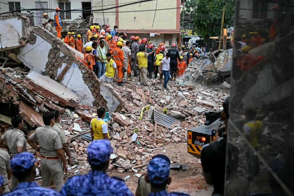 Anggota keselamatan berkawal ketika pasukan penyelamat mencari mangsa yang terperangkap di bawah runtuhan sebuah bangunan lima tingkat di kawasan Satya Niketan, New Delhi, pada 6 September 2026. Sekurang-kurangnya tiga orang maut dalam kejadian itu, manakala beberapa mangsa berjaya diselamatkan. Bangunan berkenaan menempatkan kebanyakannya pelajar, dengan kerja pembinaan dilaporkan sedang dijalankan di bahagian bawah tanah sebelum ia runtuh