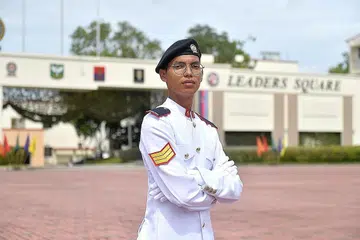 LEBIH YAKIN: Encik Lukman memperoleh kemahiran yang membuatnya lebih yakin pada diri sebagai pemimpin setelah tamat Kursus Kadet Pakar Khamis lalu. - Foto MINDEF