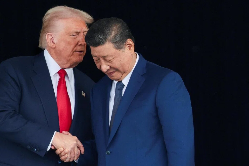 Presiden Amerika Syarikat Donald Trump dan Presiden China Xi Jinping berbual ketika mereka beredar selepas mesyuarat dua hala di Lapangan Terbang Antarabangsa Gimhae, bersempena sidang puncak Kerjasama Ekonomi Asia Pasifik (APEC) di Busan, Korea Selatan, pada 30 Oktober.