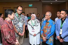 Perdana Menteri, Encik Lawrence Wong (kiri) bersama Menteri Pembangunan Sosial dan Keluarga, Encik Masagos Zulkifli (dua dari kanan); dan Pengerusi M³@Jalan Besar, Encik Didicazli Ismail (kanan) semasa majlis Ulang Tahun kelima M³. Majlis itu diadakan di Auditorium Pusat Konvensyen Tay Eng Soon di Institut Pendidikan Teknikal (ITE) Kolej Central pada 10 November.