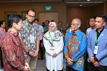 Perdana Menteri, Encik Lawrence Wong (kiri) bersama Menteri Pembangunan Sosial dan Keluarga, Encik Masagos Zulkifli (dua dari kanan); dan Pengerusi M³@Jalan Besar, Encik Didicazli Ismail (kanan) semasa majlis Ulang Tahun kelima M³. Majlis itu diadakan di Auditorium Pusat Konvensyen Tay Eng Soon di Institut Pendidikan Teknikal (ITE) Kolej Central pada 10 November.