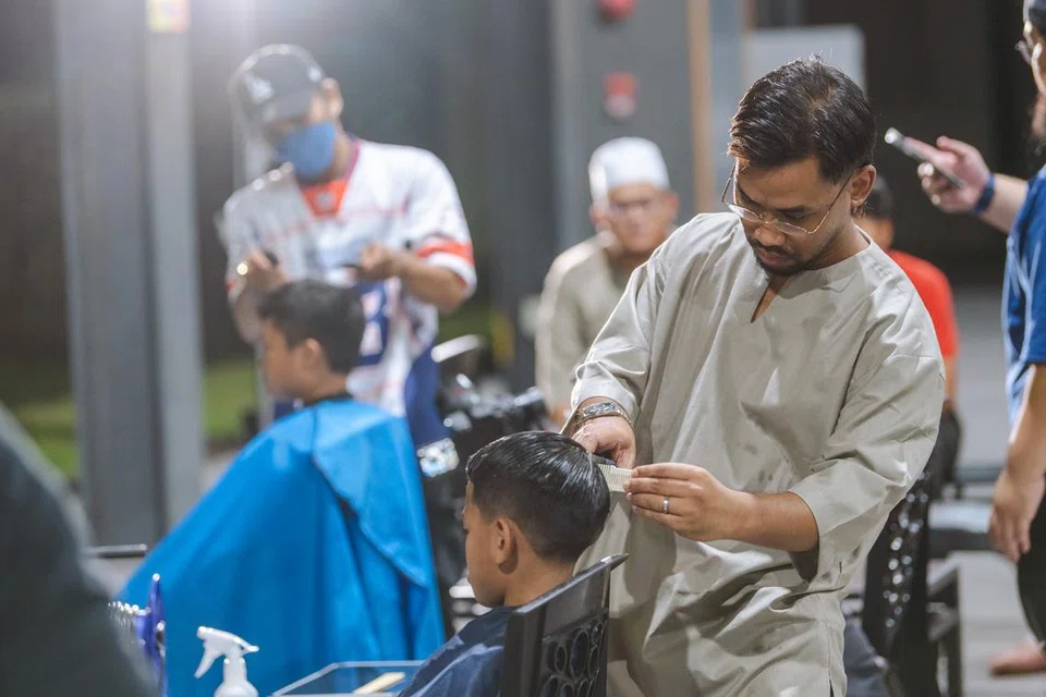 Para sukarelawan Abam Abam Van Singapura (AAVS) turut mengatur 30 orang kanak-kanak lelaki dari Rumah Kebajikan Muhammadiyah (RKM) untuk mendapatkan khidmat gunting rambut percuma pada 7 April lalu, di sekitar kawasan tempat letak kereta terbuka di hadapan rumah kebajikan tersebut.