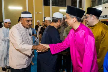 Pemangku Menteri Bertanggungjawab bagi Ehwal Masyarakat Islam, Profesor Madya Dr Muhammad Faishal Ibrahim dilihat menyapa tetamu semasa acara Tazkirah Nuzul Quran di Masjid Darul Ghufran pada 6 Mac. 