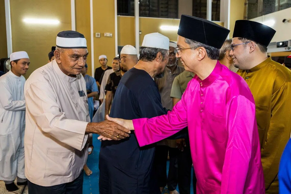 Pemangku Menteri Bertanggungjawab bagi Ehwal Masyarakat Islam, Profesor Madya Dr Muhammad Faishal Ibrahim dilihat menyapa tetamu semasa acara Tazkirah Nuzul Quran di Masjid Darul Ghufran pada 6 Mac. 
