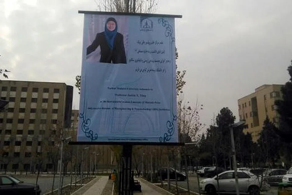 PENCAPAIAN DAPAT SANJUNGAN: Kain rentang memaparkan wajah dan kejayaan Pengarah Eksekutif Institut Biokejuruteraan dan Nanoteknologi (IBN), Profesor Jackie Yi-Ru Ying, dipasang di jalan raya berdekatan majlis penyampaian anugerah diadakan di Teheran, Iran, bulan lalu.