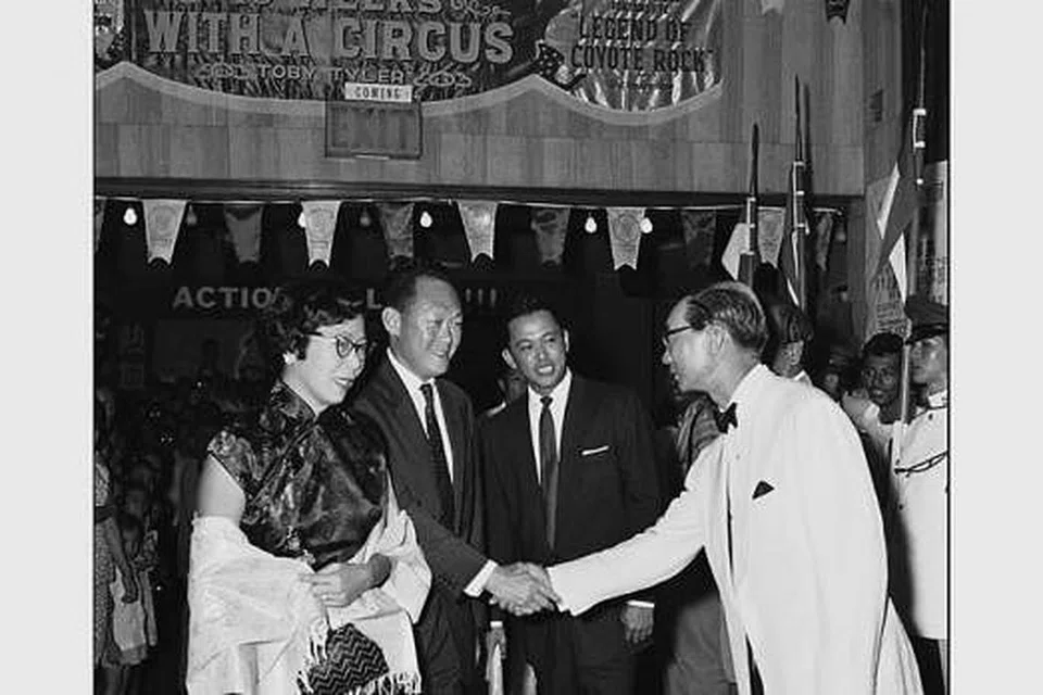 SOKONG SENI: Encik Lee Kuan Yew dan isterinya, Cik Kwa Geok Choo, disambut Encik Loke Wan Tho di persembahan perdana 'Lion City', filem Cina pertama Singapura, pada sekitar Disember 1960, bagi mengumpul dana untuk Dana Panggung Negara. Pengerusi Jawatankuasa Kecil Pawagam dan Taman Riadah bagi Jawatankuasa Dana Panggung Negara, Encik Othman Wok, berdiri di sebelah Encik Lee. - Foto fail