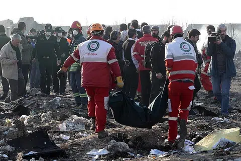 TAPAK TRAGEDI: Anggota Bulan Sabit Merah Antarabangsa membawa mayat dari tapak nahas pesawat Ukraine International Airlines Boeing 737-800 yang terhempas berdekatan Lapangan Terbang Imam Khomeini di Teheran, sekali gus membunuh kesemua 176 orang di dalamnya. - Foto EPA-EFE