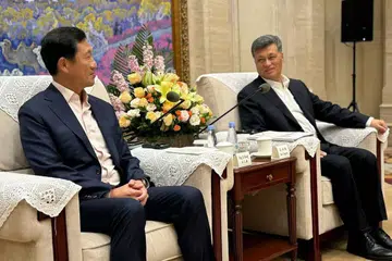 Menteri Kesihatan, Encik Ong Ye Kung (kiri), sedang dalam lawatan kerja ke Xinjiang atas jemputan pemimpin wilayah itu, Encik Ma Xingrui. 