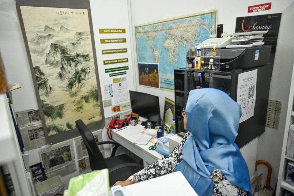 Cik Aminah Maidin berkongsi bahawa itulah tempat duduk suaminya, Allahyarham Mohamed Rafie Noor Mohamed, apabila beliau sedang bekerja di kedai yang menjual buku-buku agama. 