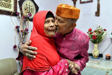 KASIH MELIMPAH: Walaupun sudah 48 tahun mendirikan rumah tangga, kasih sayang Encik Shabbeer dan Cik Meharunnisa tidak pudar. Pasangan romantis itu dirakam dalam rumah mereka di Clementi baru-baru ini. - Foto M.O. SALLEH