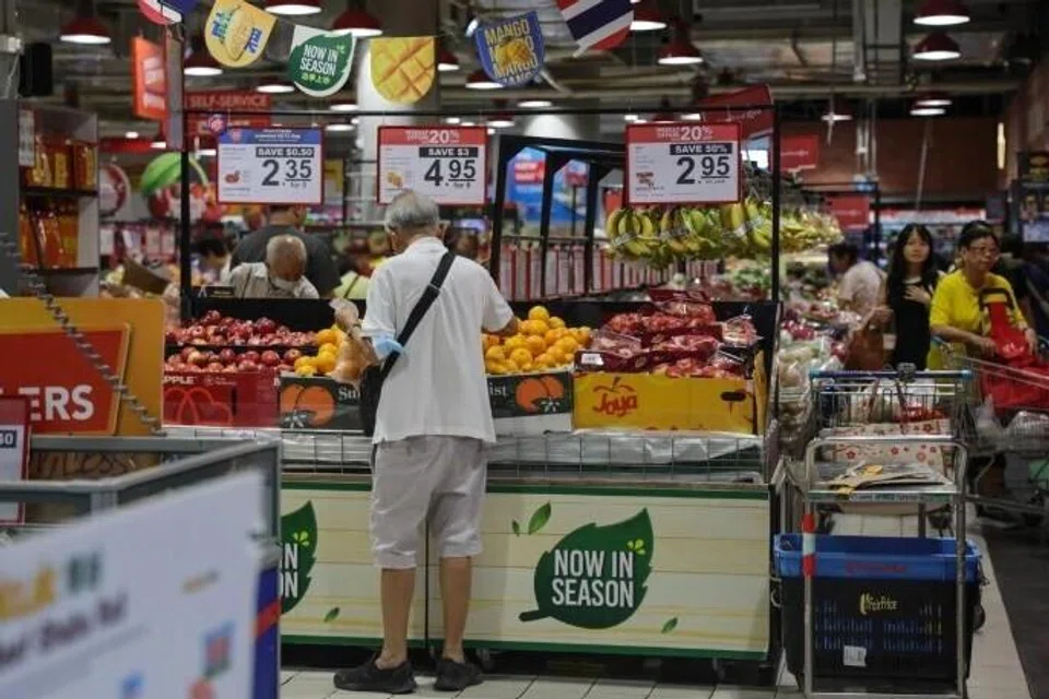 Dikenali sebagai Xtra Senior Week (Minggu Warga Emas Xtra), skim ini bermula pada 25 Jun dan akan diadakan dari Khamis terakhir setiap bulan hingga Rabu pertama bulan berikutnya. Pengagihan susu akan dimulakan dalam usaha perintis kepada warga emas. Kumpulan FairPrice turut menawarkan promosi khas bagi warga emas membeli barangan keperluan utama pada harga diskaun
