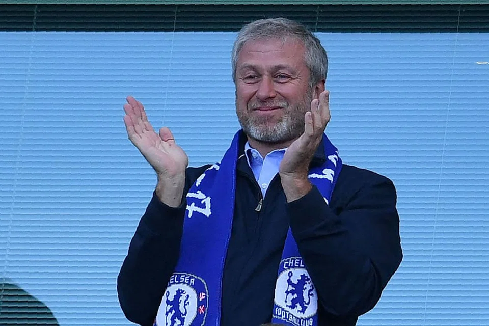 DAPAT TUMPUAN: Pemilik Chelsea asal Russia, Roman Abramovich (gambar atas), mempunyai hubungan rapat dengan pegawai kanan Russia termasuk Presiden Vladimir Putin. - Foto AFP