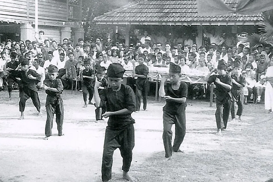KENANGAN DI SEKOLAH LAMA: Pelajar Sekolah Melayu Padang Terbakar bersilat di depan sekolah mereka. Gambar diambil pada 1963. - Foto HAFIZA TALIB