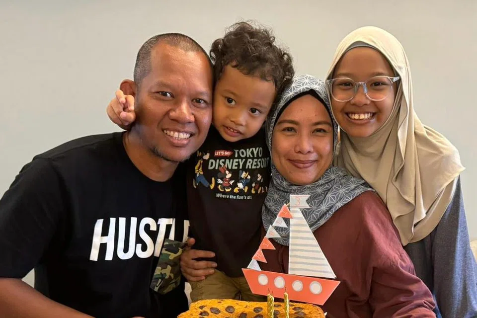Cik Sahliana Sahrudin dan suaminya, bekas pemain bola sepak negara, Shahril Jantan, mengisi masa anak-anak mereka, Sharlein Anna, 12 tahun (kanan), dan Shibli Amr, tiga tahun, dengan pelbagai kegiatan di luar rumah. 