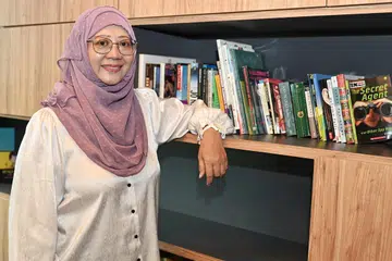Sebagai penasihat penjagaan di Yayasan Mendaki di Woodlands, Cik Hanim Rawi memainkan peranan proaktif dalam membantu keluarga dan membimbing individu dapatkan pekerjaan yang stabil.