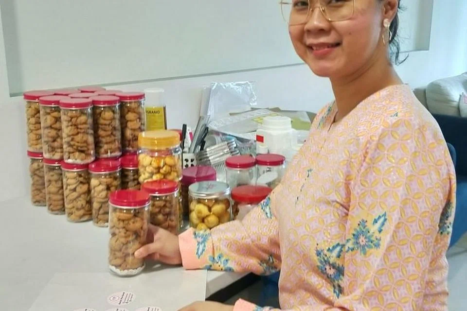 PERMINTAAN MENINGKAT: Cik Siti Hartini, 38 tahun, pemilik perniagaan kuih dari rumah, Shartini's Food Journal, berkata bahawa selain kuih Hari Raya, penjualan pilihan kuih biasa turut telah meningkat. - FOTO: Ihsan Cik SITI HARTINI.