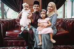 FOTO KELUARGA: Sehingga sekarang, Alif Satar membuat sendiri kad Raya, siap dengan gambar keluarganya, untuk dikirim kepada sahabat handai dan saudara-mara. - Foto UTUSAN MALAYSIA
