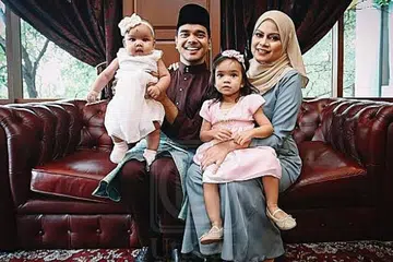 FOTO KELUARGA: Sehingga sekarang, Alif Satar membuat sendiri kad Raya, siap dengan gambar keluarganya, untuk dikirim kepada sahabat handai dan saudara-mara. - Foto UTUSAN MALAYSIA