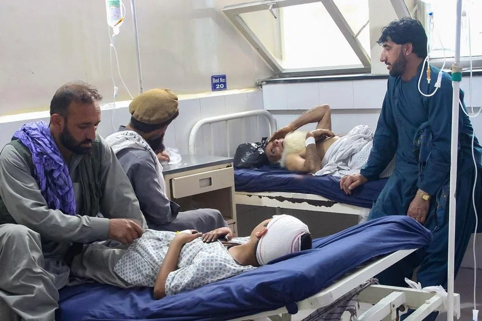 Mangsa yang cedera dirawat di sebuah hospital selepas gempa bumi di Jalalabad, Afghanistan, pada 1 September.