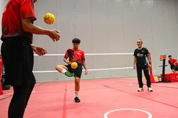 Irfan Nur ‘Alam (tengah)  dengan jurulatih sepak takraw (kanan), Roslan Jantan, semasa latihan sepak takraw di bawah program, ‘Let’s Sepak’.