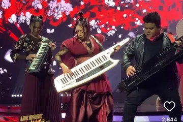 Aisha Retno (tengah) kaya kreativiti dengan persembahan ala ‘wira gitar’ bersama rakan seninya, Sissy Iman (kiri) dan Eric Fuzi.