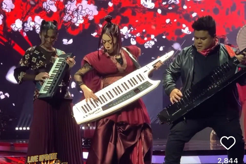 Aisha Retno (tengah) kaya kreativiti dengan persembahan ala ‘wira gitar’ bersama rakan seninya, Sissy Iman (kiri) dan Eric Fuzi.