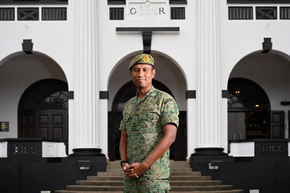 Panglima Divisyen Kesembilan (9 Div) dan Ketua Pegawai Infantri Angkatan Bersenjata Singapura (SAF), Brigedier Jeneral (BG) Fairoz Hassan, yang ditemui Berita Harian (BH) di markas 9 Div di Kem Selarang, berterima kasih kepada ibu bapanya kerana memberi kepercayaan untuknya menggalas amanah kerjaya sebagai tentera.