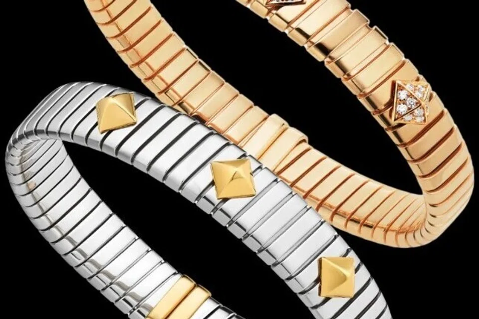 Gelang Tubogas dari Bvlgari ini direka untuk membalut pergelangan tangan secara semula jadi, sekali gus menawarkan keselesaan yang luar biasa.