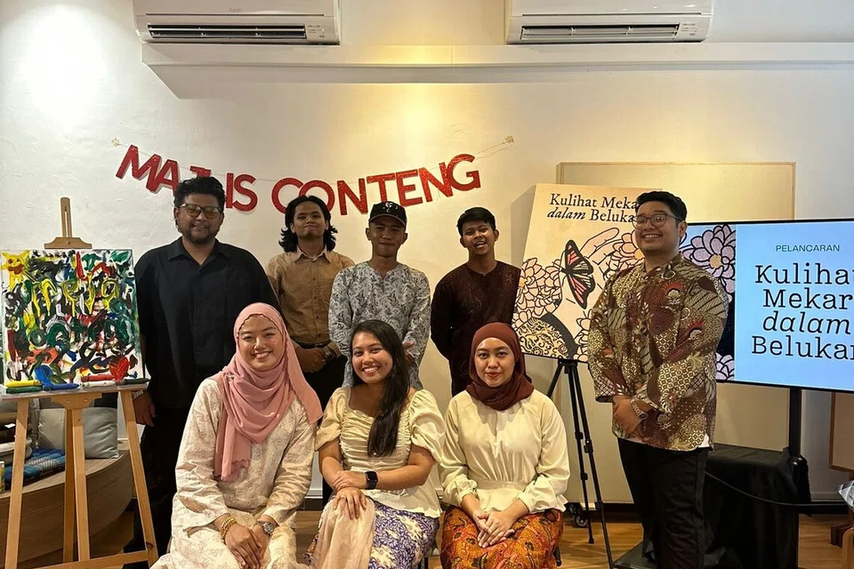 Cik Nur Aisyah Lyana Mohamed Satria (duduk di tengah) bersama anggota Meja Conteng yang lain di majlis pelancaran zine kolektif itu, ‘O Live: Art Peace for Solidarity’ dan ‘Ku Mekar Dalam Belukar’.