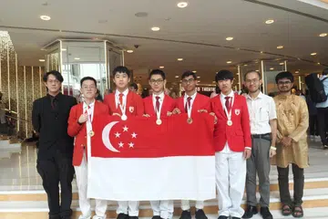 Kontinjen Singapura terdiri daripada dua pelajar Raffles Institution, dan tiga pelajar Sekolah Tinggi NUS. 