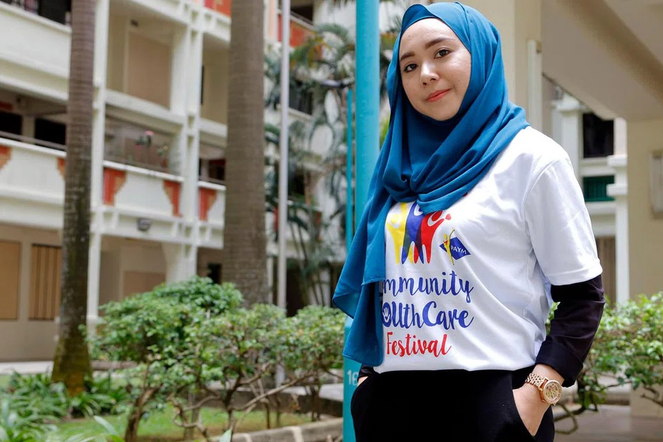 PRIHATIN: Cik Syerifah Munawwarah, pelajar tahun akhir Politeknik Nanyang jurusan perbankan dan kewangan, menyertai projek kemasyarakatan bagi meningkatkan kesedaran masyarakat tentang penyakit barah di kalangan kanak-kanak. - Foto FARAH REZAL