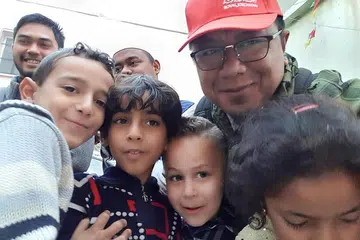  MISI BANTU PELARIAN PALESTIN: Encik Ismail Sapari, (topi merah) Pengarah Urusan & Ketua bagi Syukran Group ketika menjalankan misi membantu pelarian di kem di Palestin pada 2019. - Foto ISMAIL SAPARI