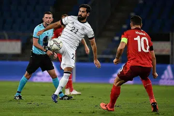PULANG KECEWA: Meskipun membantu meletakkan pasukan Jerman di hadapan, Ilkay Gundogan (jersi putih) masih berasa kecewa kerana mereka gagal mengumpul mata penuh dalam aksi Liga Negara-Negara menentang Switzerland awal pagi semalam. - Foto AFP