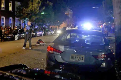 GAMBARAN SUSULI TEMBAKAN: Pegawai polis kelihatan berada di tempat kejadian menyusuli kes tembakan semasa pesta seni di Trenton, New Jersey, kelmarin, sepertimana yang dirakam dalam video media sosial ini. - Foto REUTERS