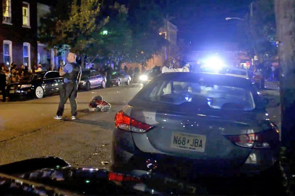 GAMBARAN SUSULI TEMBAKAN: Pegawai polis kelihatan berada di tempat kejadian menyusuli kes tembakan semasa pesta seni di Trenton, New Jersey, kelmarin, sepertimana yang dirakam dalam video media sosial ini. - Foto REUTERS