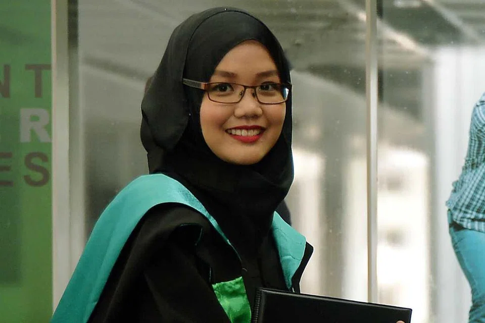 GEMAR KAJIAN: Walaupun tidak menyukai data dan nombor, Cik Nur Hidayah Sam Dahari sedar bahawa ada cerita yang tersirat di sebalik angka sedemikian. - Foto KHALID BABA