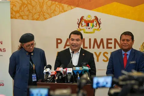 UJI SISTEM: Menteri Ekonomi, Encik Rafizi Ramli (tengah), menjangkakan Program Subsidi Bersasar bakal dilaksanakan sepenuhnya pada Januari 2024. 
