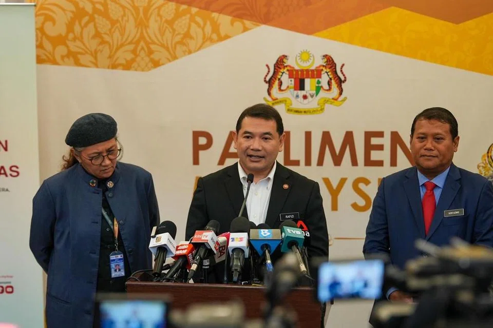 UJI SISTEM: Menteri Ekonomi, Encik Rafizi Ramli (tengah), menjangkakan Program Subsidi Bersasar bakal dilaksanakan sepenuhnya pada Januari 2024. 