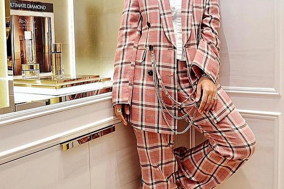 BUAT KERJA KEMASYARAKATAN: Elfaeza Ulhaq kini lebih aktif mengumpul dana dalam talian demi membantu mereka yang memerlukan di dalam dan luar negara. - Foto- ihsan ELFAEZA UL HAQ