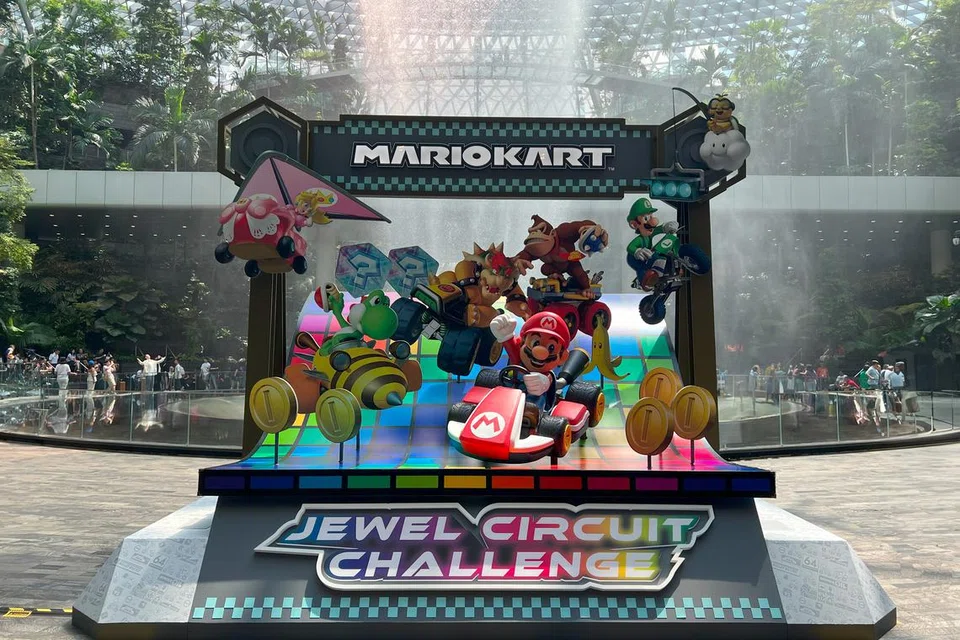 Cabaran litar, ‘Mario Kart Jewel Circuit Challenge’ di Jewel, Lapangan Terbang Changi, menawarkan pengalaman interaktif berinspirasikan Rainbow Road, lengkap dengan watak Mario Kart dan siri permainan dengan nama yang sama itu.