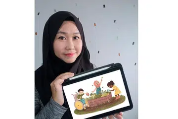 INSPIRASI DARI TAMAN TERBARU DI BUKIT GOMBAK: Cik Rahimah Ramlan dan lukisannya bertajuk 'Di Taman Peruntukan'. - Foto-foto ihsan RAHIMAH RAMLAN 